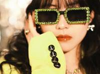 赖美云开启云端游乐园生日会波浪卷发搭配小西装复古潮流