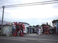 日本74岁理发师建“高达乐园”！网友：有什么意义，当废铁卖？