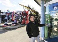 日本74岁理发师建“高达乐园”！网友：有什么意义，当废铁卖？