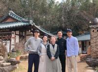 老罗新综艺《尹stay》依旧是熟悉的治愈配方，还是那么好看