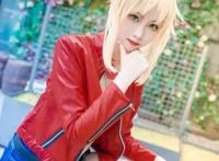 Fate：莫德雷德便装cos，网友惊呼：吾王，你穿马甲我就不认识了