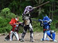 假面骑士圣刃第三话：圣刃彼得潘形态吃瘪，五骑持巨剑而来！