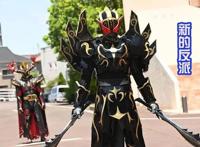 假面骑士圣刃44集，新的骑士反派登场，黑金配色自带狼牙棒