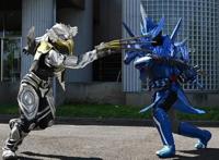 假面骑士圣刃第9话先行：王剑又砍圣刃，维修工大变身，Slash登场