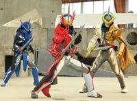 假面骑士圣刃47话，三剑客群殴Boss，伦太郎肉搏上阵，神灯秒贤神