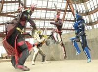 假面骑士圣刃47话，三剑客群殴Boss，伦太郎肉搏上阵，神灯秒贤神