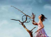 美女拿着自行车轮胎在树上拍照？摄影师脑洞也太大了