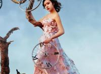 美女拿着自行车轮胎在树上拍照？摄影师脑洞也太大了