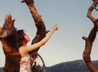 美女拿着自行车轮胎在树上拍照？摄影师脑洞也太大了