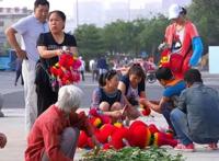 天生乐天派，爱过节，爱热闹是性情所致