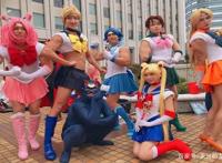 cosplay美少女战士的肌肉大叔，这是真爱动漫？还是故意求围观？