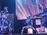 斯菲亚杰顿和艾雷王皮套被制作，在舞台剧登场，大战德凯奇迹型！