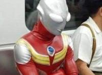 各版COS奥特曼，坐地铁提公文包上班，泰国小哥COS只需两颗糖