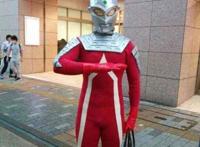 各版COS奥特曼，坐地铁提公文包上班，泰国小哥COS只需两颗糖