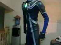 各版COS奥特曼，坐地铁提公文包上班，泰国小哥COS只需两颗糖