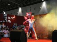 各版COS奥特曼，坐地铁提公文包上班，泰国小哥COS只需两颗糖