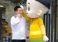 电影“新大头儿子”4“完美爸爸”特辑大手牵小手温情致礼父亲节