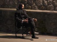 依旧很帅！《疾速追杀4》新剧照，基努·里维斯在神圣的环境中沉思