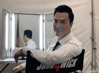 依旧很帅！《疾速追杀4》新剧照，基努·里维斯在神圣的环境中沉思