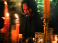 依旧很帅！《疾速追杀4》新剧照，基努·里维斯在神圣的环境中沉思