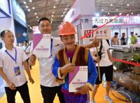 《熊出没》的光头强确实没钱没老婆，穿越到现实中却娶娇妻开宝马