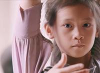 妈妈摊前卖猪肉，女儿摊后跳芭蕾引群嘲：不怕你没钱，就怕你认命