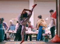 妈妈摊前卖猪肉，女儿摊后跳芭蕾引群嘲：不怕你没钱，就怕你认命