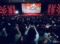 《名侦探柯南》剧场版超前点映，鲁豫cos柯南解锁侦探迷新身份