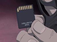 《漆黑的追踪者》谁是携带记忆卡的黑衣组织成员？