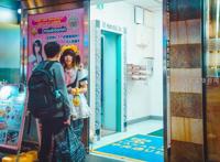 宅男最爱的地方：跪式服务的女仆咖啡馆，还有众多手办