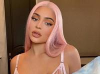 富婆凯莉·詹娜秀芭比粉头发，朋克小背心很摇滚，手上鸽子蛋太壕