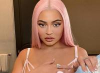 富婆凯莉·詹娜秀芭比粉头发，朋克小背心很摇滚，手上鸽子蛋太壕