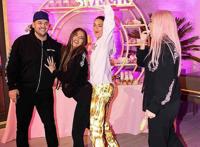 富婆凯莉·詹娜秀芭比粉头发，朋克小背心很摇滚，手上鸽子蛋太壕