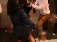 富婆凯莉·詹娜秀芭比粉头发，朋克小背心很摇滚，手上鸽子蛋太壕