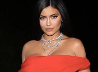 凯莉詹娜出席晚宴，穿红色礼服配百万钻石珠宝，网友：像芭比娃娃