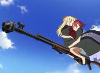 骑扫帚的真是弱爆了！这部动画的女主居然骑一把枪上天跟飞机对打