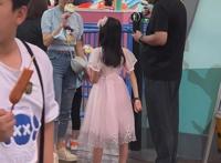 金巧巧一家四口逛环球被偶遇！一双儿女颜值高，总裁老公罕见露面