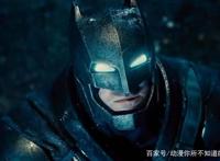 DC漫画：蝙蝠侠差点死亡，超人也差点被害，只因黑暗骑士的新武器