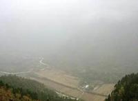 有山有水，还有宫崎骏动漫里的悬崖小屋，都在山西穽底村