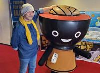 日本动画导演“押井守”参加大胃王比赛，连吃59碗面，表情麻木