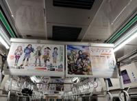 《登山少女》作者乘电车发现车内全是自己的画作，简直尴尬又羞耻