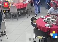 小学生抄近路从饭店里穿过，鞠躬感谢老板娘允许他们从里面过！