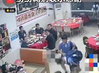 小学生抄近路从饭店里穿过，鞠躬感谢老板娘允许他们从里面过！