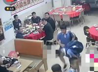 小学生抄近路从饭店里穿过，鞠躬感谢老板娘允许他们从里面过！