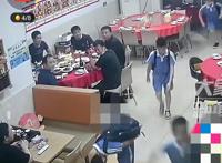 小学生抄近路从饭店里穿过，鞠躬感谢老板娘允许他们从里面过！