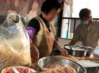 街头的“人气”早餐，人均10元随便吃，老板娘：不卖给小学生！