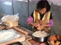 街头的“人气”早餐，人均10元随便吃，老板娘：不卖给小学生！