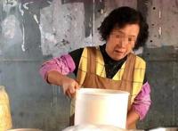 街头的“人气”早餐，人均10元随便吃，老板娘：不卖给小学生！