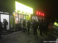 男孩们老躲在厕所“交易”，有妈妈冲进小卖部发飙：昧着良心赚钱