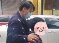 男孩抽不中奥特曼卡片大哭，JC叔叔慷慨解囊，网友替其儿子鸣不平